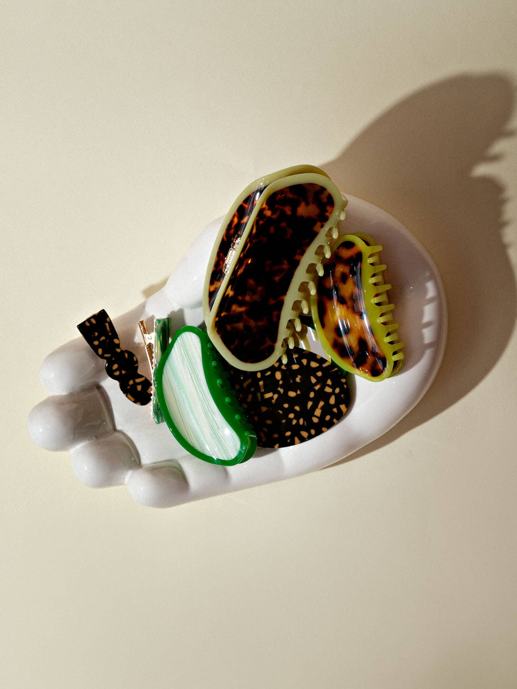 Luella Medium Hair Claw – Passionfruit